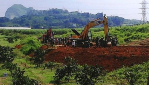 Dân nằm ra đường cản trở thi công đường dân sinh