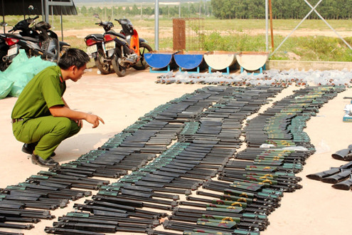 Xe tải vận chuyển hàng trăm khẩu súng mua từ Indonesia