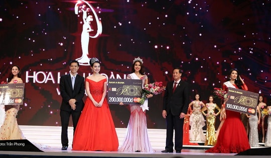 Nam A Bank trao giải thưởng đặc biệt cho tân Hoa hậu Hoàn Vũ Việt Nam 2015