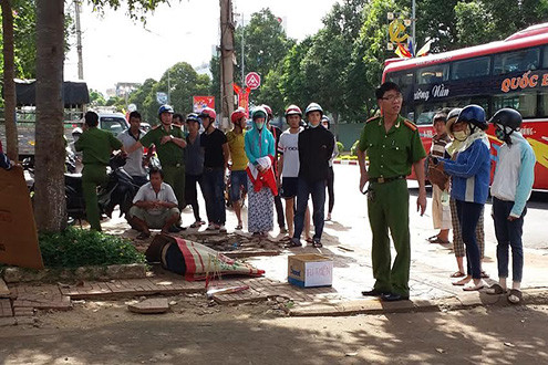 Người đàn ông nằm chết dưới gốc cây bên đường