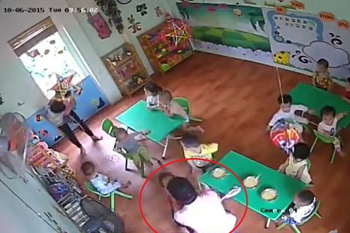 Lại xuất hiện thêm clip bảo mẫu đánh trẻ vì quấy khóc