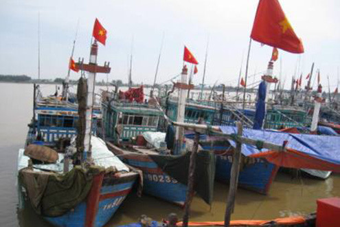 Thanh Hóa: Cứu nạn thành công 8 ngư dân và tàu cá trôi dạt trên biển
