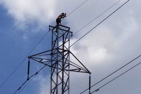 Thanh niên nghi ngáo đá vắt vẻo trên đường dây điện 110KV