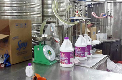 Triệt phá xưởng sản xuất nước xả vải giả Thái Lan quy mô lớn