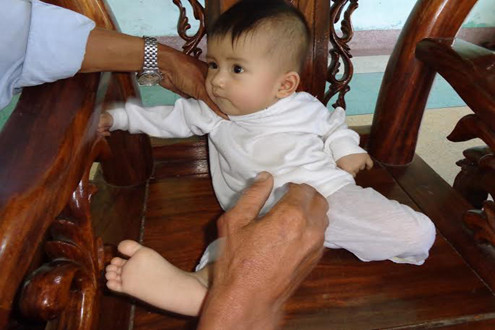 Bé gái 7 tháng tuổi bị bỏ rơi trong thùng xốp