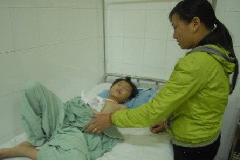 Nổ sạc đèn pin, bé trai 8 tuổi dập nát bàn tay