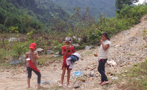 Học sinh liều mình lội sông đến trường