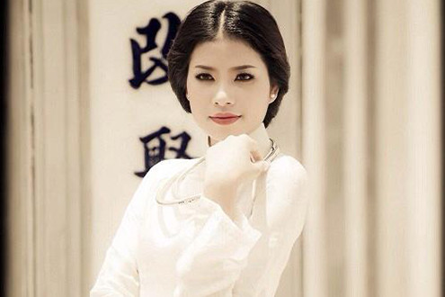Hoa hậu Hoàn vũ Phạm Hương khoe nét đẹp kiêu sa cùng áo dài