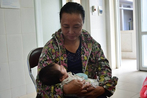 Bé trai hai tháng tuổi bị mẹ bỏ rơi trước cổng chùa