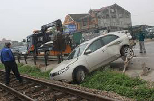 Thiếu quan sát, không làm chủ tốc độ, ô tô 4 chỗ đâm vào tàu hỏa