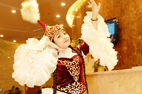"Công chúa tóc mây" Hồng Minh khác lạ khi hóa thân búp bê Nga