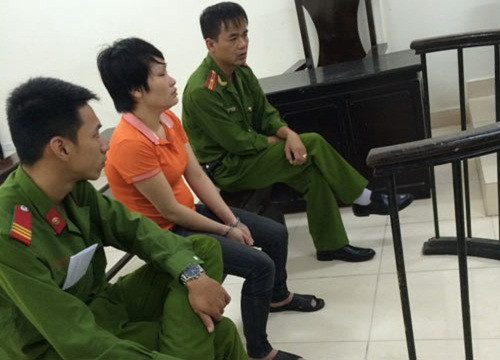 Tấn công cảnh sát vì bị ngăn ném con xuống đường