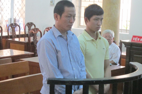Mâu thuẫn chuyện tiền bạc, 2 cha con mang tuýp sắt đánh người