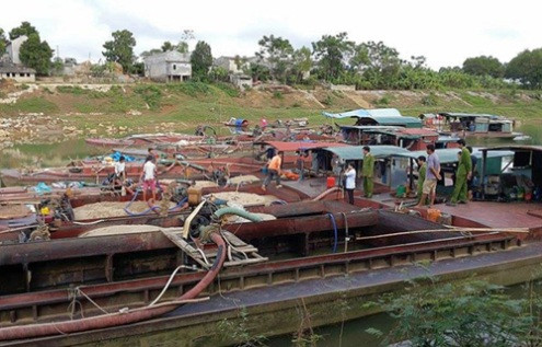 Thanh Hóa: Bắt quả tang 9 tàu khai thác cát trái phép