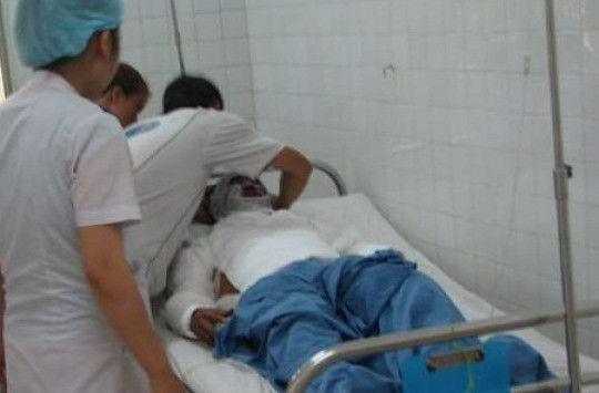 Nửa đêm, vợ tạt axít vào mặt chồng cũ rồi bỏ trốn