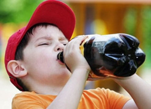 Uống nước ngọt có ga mỗi ngày trẻ có nguy cơ mắc bệnh gì?