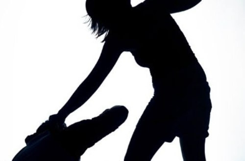 Kinh hoàng vợ cầm kéo đâm chồng đến tử vong