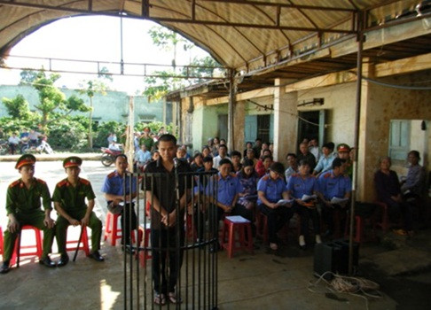 "Ngáo đá", đuổi chém cả ông lẫn anh