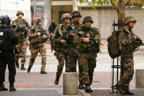 Vụ khủng bố ở Paris: Cảnh sát Pháp bố ráp truy lùng kẻ chủ mưu