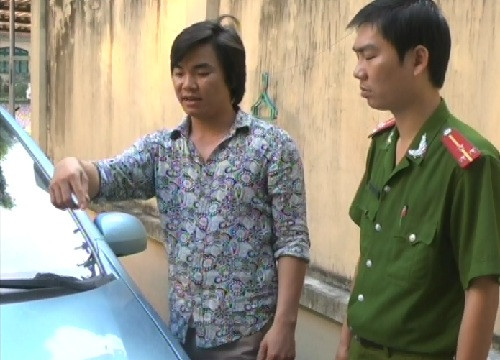 Tài xế taxi bỏ chạy, hất cảnh sát lên nắp ca-pô