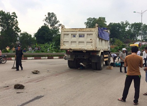 Người đàn ông bị xe tải cán ngang người