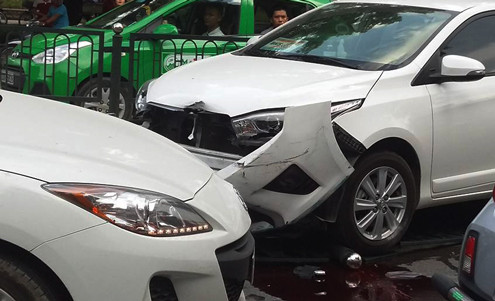 Hà Nội: Ô tô "điên" húc bay dải phân cách, lao sang đường đâm méo xe taxi