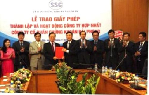 Lễ trao Giấy phép thành lập và hoạt động cho Công ty Chứng khoán Hải Phòng