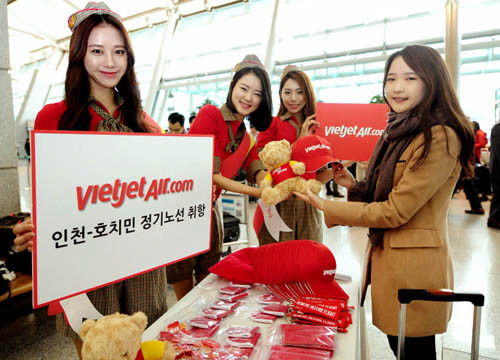 Vietjet nhảy Flashmob xe điện thời trang, tưng bừng khai trương đường bay Tp.HCM - Seoul