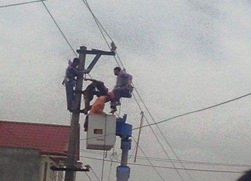 Thi thể người đàn ông vắt ngang đường dây điện