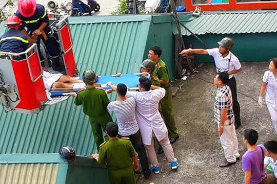 “Ngáo đá” dùng dao rạch bụng, đòi nhảy lầu tự tử