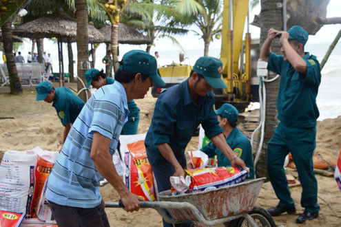 Sóng lớn gây sạt lở bờ kè Cửa Đại