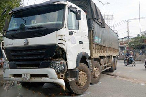 Tin tức tai nạn giao thông ngày 26/11: Xe tải kéo lê xe máy, 2 phụ nữ thương vong