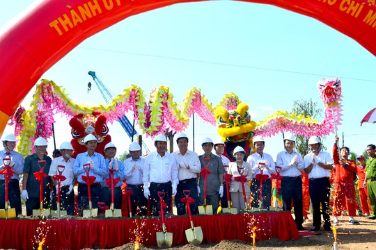 Bí thư TW Đảng, Chánh án TANDTC Trương Hòa Bình dự Lễ khởi công xây dựng cầu Tắc Cạn
