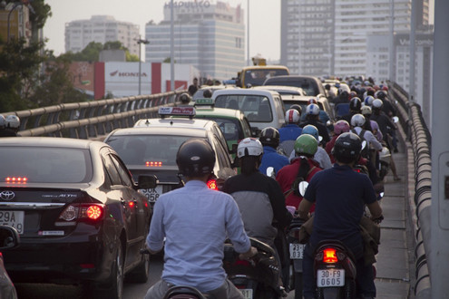 Tai nạn liên hoàn trên cầu vượt, đường Láng Hạ-Lê Văn Lương ùn tắc kéo dài