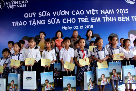 Vinamilk trao tặng sữa tại Bến Tre