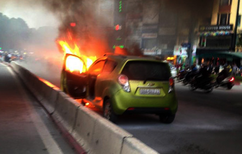Hà Nội: Ô tô bốc cháy dữ dội khi đang đi trên đường