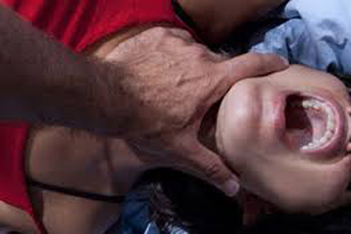 Lừa chở ra bến xe, đưa bé gái về nhà hiếp dâm