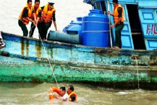 Tin tức xã hội ngày 4/12: Kịp thời cứu vớt các ngư dân gặp nạn trên vùng biển Cà Mau