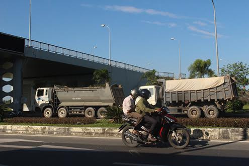 Thanh tra giao thông cân tải trọng xe "bằng mắt"!?