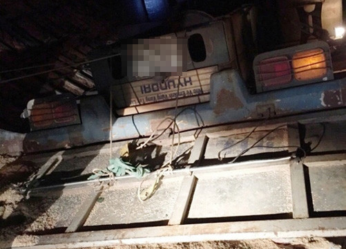 Lật xe đầu kéo chở sữa trên đèo Lò Xo, 2 người thương vong