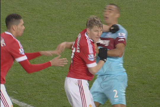 M.U nhận tin xấu: Schweinsteiger bị phạt treo giò