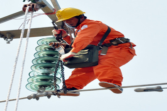 EVN HANOI thi công đường dây 110kV cấp điện cho trạm biến áp 110kV Mỗ Lao