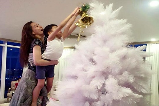 Hà Hồ và Subeo tất bật trang hoàng nhà cửa đón Giáng sinh