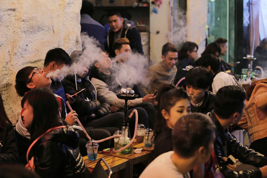 Cận cảnh "thú vui" shisha trên phố cổ Hà Nội