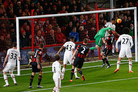 M.U bại trận trước Bournemouth, HLV Van Gaal vẫn mơ ngôi vô địch