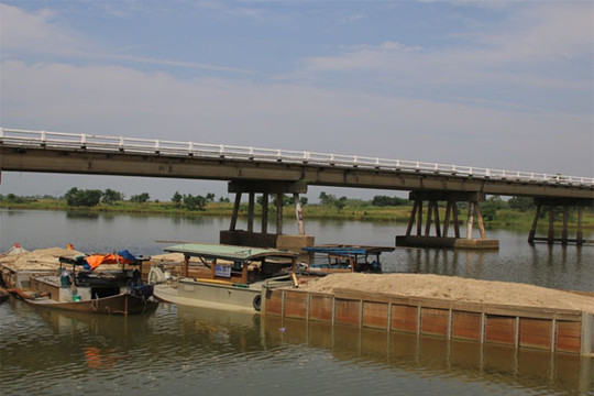 Bắt 8 tàu thép hút trộm cát trong đêm khuya