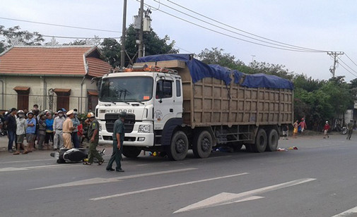 Rẽ trái sang đường, 2 chị em ruột chết thảm dưới bánh xe tải