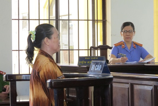 Bỏ thuốc sâu vào ly cà phê để đầu độc cha