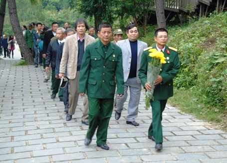 Hàng ngàn lượt người viếng mộ Đại tướng Võ Nguyên Giáp