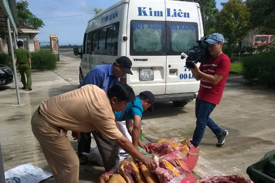 Bắt xe khách chở gần 500kg thịt heo thối
